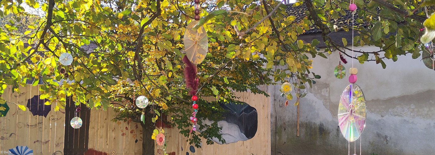 Bunte Windspiel im Kirchengarten in Neunburg vorm Wald
