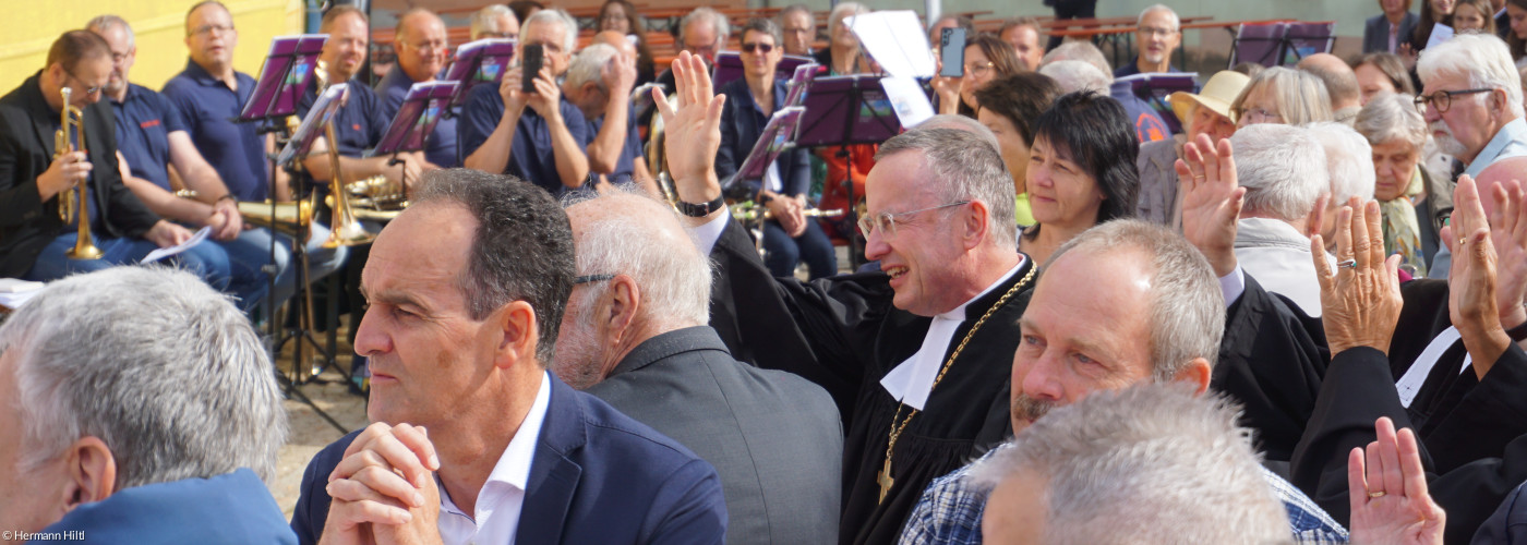 Vollbesetzter Dorfplatz