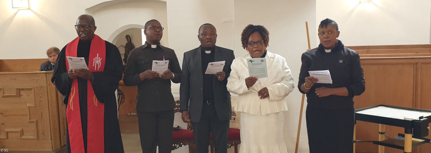 Gäste aus Mwika singen im Gottesdienst in Neustadt