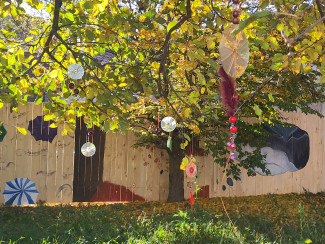 Windspiele an einem Baum