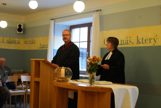 Lektor Groth in Pfarrerin Lenka Freitingerová im Gottesdienst