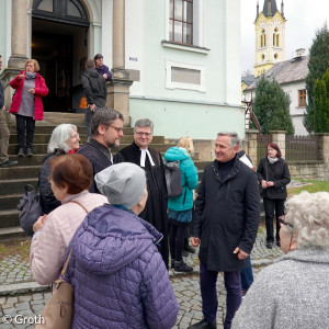 Abschied aus Vsetin: der ehemalige Dekan Karlhermann Schötz und Gottesdienstbesucher vor der Kirche