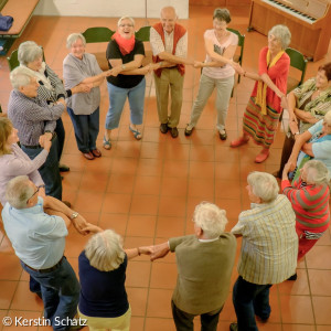 ältere Menschen, die einen Kreis bilden