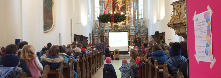 Kinder und Erwachsene in der Weidener Michaelskirche 