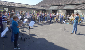 Nachwuchsbläser vor der Kirche in Neustadt