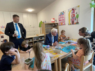 Bundespräsident Steinmeier bastelt mit Kindern in der Kinderscheune Kreuz Christi