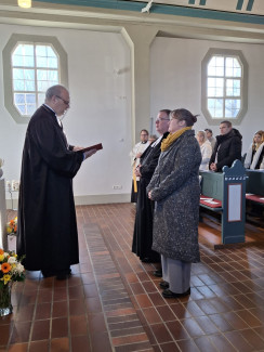 Dekan Thomas Guba verabschiedet Pfarrer Thomas Berthold und seine Frau Franziska im Gottesdienst