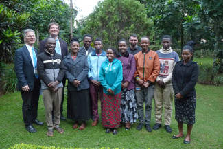 Gruppenbild mit Pfarrer Andreas Ruhs und Pfarrer Jörg Mahler und Studierenden auf dem Gelände des Bible College in Mwika