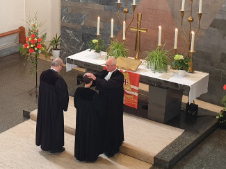 Regionalbischof Stiegler segnet Dekanin Ulrike Dittmar und Dekan Thomas Guba
