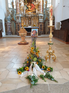 Foto und Blumen bei der Trauerfeier für Sabine Dorn